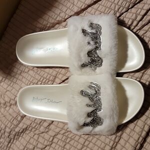 BETSEY JOHNSON WHITE FUR GLITTER BRIDE SLIDES Size 11